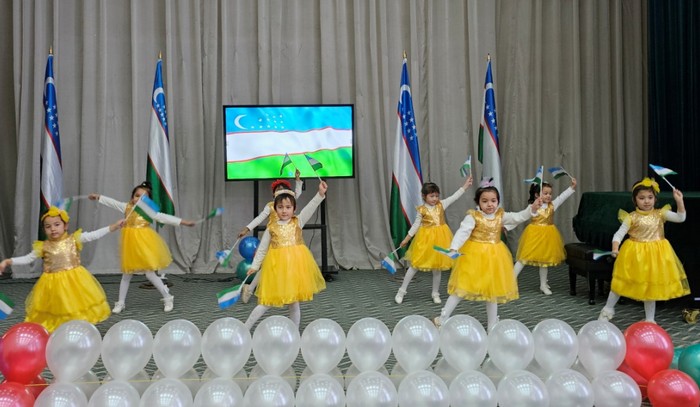 Yangiobod tumanida davlatimiz bayrog'i qabul qilinganligining 33 yillik bayrami keng nishonlandi (Video)